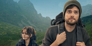 Al het blauw van de hemel Een jonge man en vrouw op wandeltocht in de bergen.