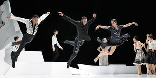 Carmen Een groep dansers springt allemaal tegelijk in de lucht. Ze houden hun armen gestrekt, alsof ze een vogel zijn.