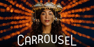 Carrousel van Vis à Vis Een vriendelijke dame met een hoed als een draaimolen met gouden paardjes. Beeldtekst: Carrousel.