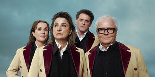 Wat moeten we met Maartje? De vier spelers van de voorstelling Wat moeten we met Maartje dragen allemaal dezelfde jas.