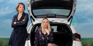 Lift De actrices Sanne Wallis de Vries en Jelka van Houten bij de achterbak van een auto