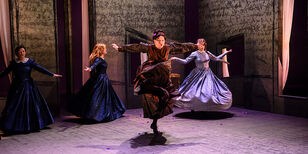 De Onverwoeste Zusters van Hoogezand Sappemeer De vier onverwoeste zusters dansen met elkaar. Ze draaien rondjes waardoor de rokken van hun jurken opbollen.