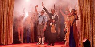 Kerstwintercircus Artiesten van het kerstwintercircus halen hun applaus.