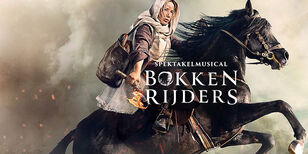 Spektakelmusical Bokkenrijders Een vrouw op een hard dravend paard met wapperende manen.