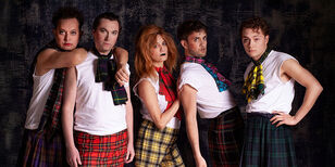 Tulip Town Vijf acteurs poseren cool, gekleed in wit shirt en Schotse ruiten.