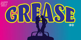 Grease - Deventer Jeugd Musical Beeldtekst Grease, met de schaduwen van Danny en Sandy staand op een auto.