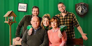 We zijn toch familie Paul de Leeuw en Annick Boer poseren met 3 andere acteurs voor een felgroene achtergrond.