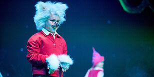 Dolfje Weerwolfje en Foeksia de Miniheks Dolfje, een jongetje met woest wit haar met twee harige wolven-oortjes die uit dat haar omhoog steken. Hij heeft een zwart wolvenneusje en een brilletje op.