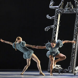 Twee dansers in de Notenkraker van Introdans