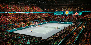 Het tennis court van ABN AMRO Open in de grote Ahoy hal.