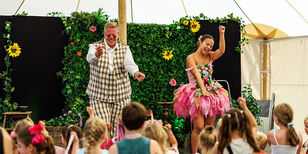 Meneer Mol en Madelief zingen en dansen voor kinderen.