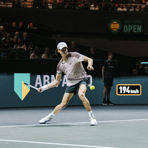 Een tennisser in actie bij ABN AMRO Open